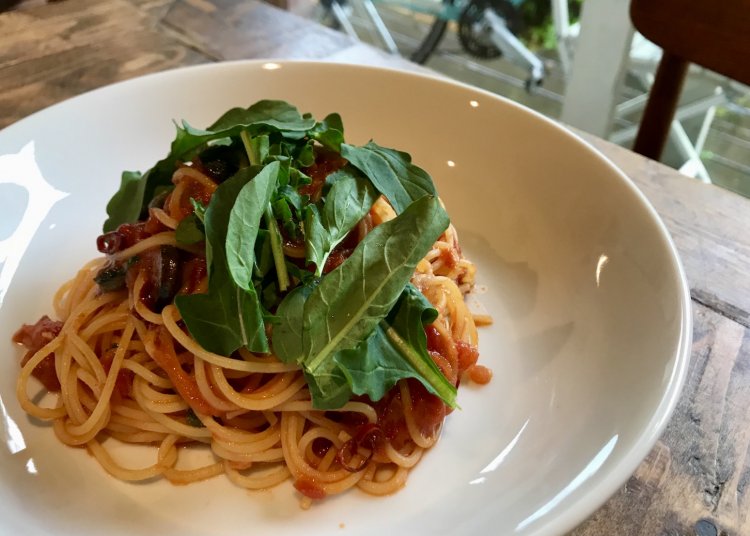 ランチパスタの一例プッタネスカ。季節でパスタの種類を変えるのは「お客様が飽きないように。それと、ぼくも飽きちゃうし（笑）」。