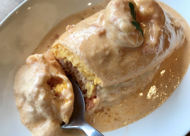 エビとトマトクリームのオムライス誕生のきっかけは「パスタのソースをご飯にかけて食べたい」という常連の一言。
