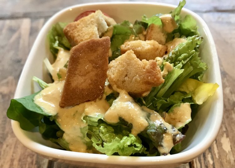 ランチ1品につき1点注文できるサラダセット100円。自家製ごまドレッシングがあまりに美味。