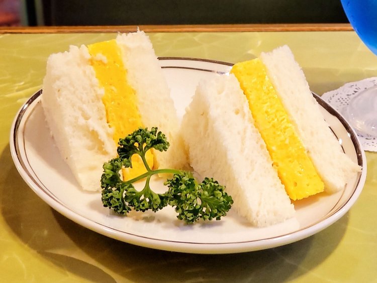 だし巻き卵サンド 580円。