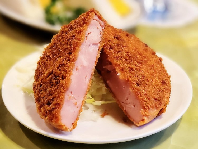 厚切りハムカツ 530円。