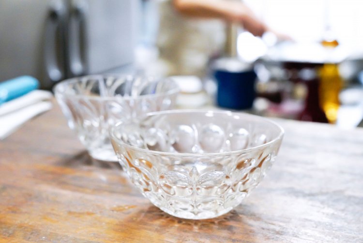 「初代の頃から使ってるのよ」という切子模様の美しい器。