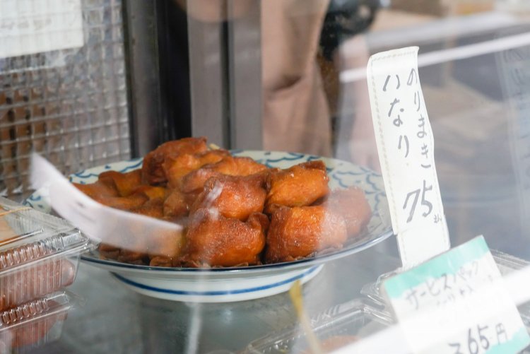 ラーメンと一緒にちょっとつまむ総菜も並んでいる。