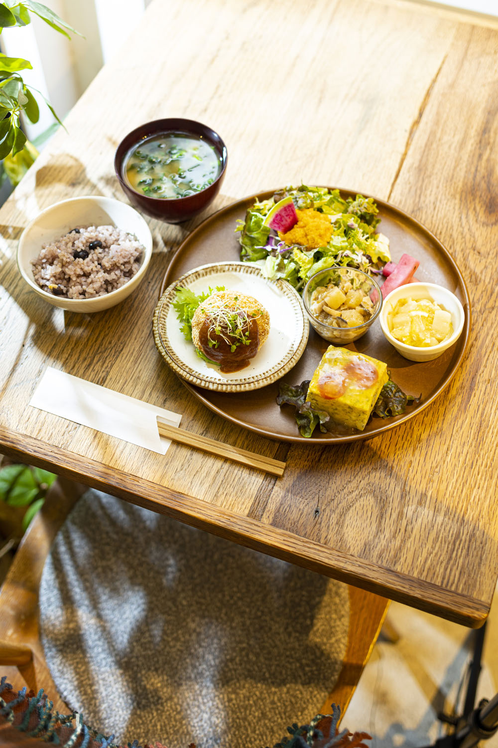 一汁五菜のこもれびプラスプレート1300円は週替わり。埼玉食材は、見沼の旬野菜、岩槻のお米。