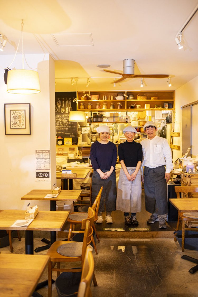 右から公人さん、敏子さん、スタッフの方。