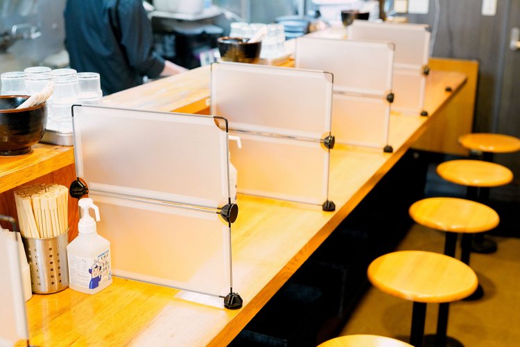 明るい店内。このご時世の対策だが、友達同士とみるやサッとその間は片づけてくれる心遣い。