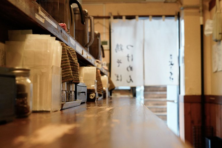 すっきり見えるカウンターだが、隙間には素材へのこだわりについて文章が貼ってあり、つい読みふける。