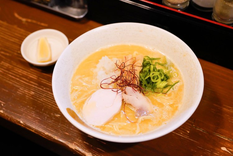 レモンはサービス、スープの後半の味変にベストマッチ。