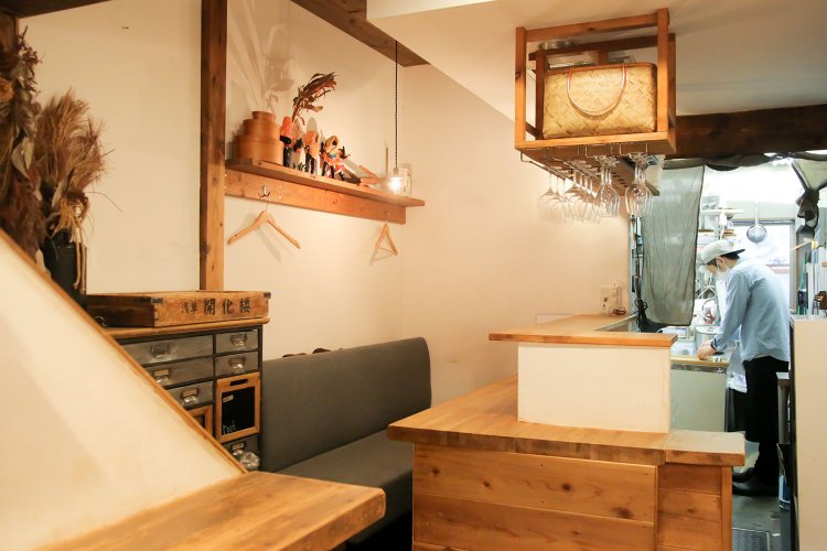 さりげなく置かれた浅草開化楼の麺の木箱。低加水の特注麺は歯切れ良く香り良い。