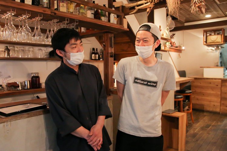 店で調理を手がける稲田シェフ（左）と、ホールを担当する青柿さん。白醤油の説明の時の熱さが印象強い。