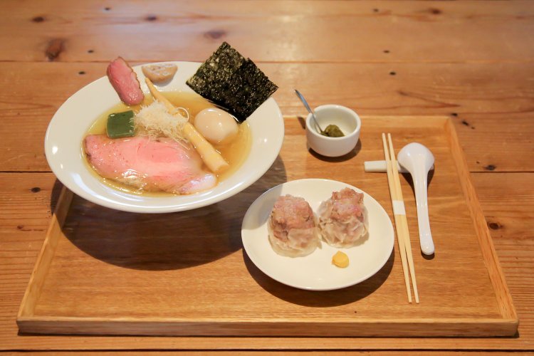 人気の特製焼売とのセット、小鉢は味変用の青唐辛子、テーブルに山椒オイルもある。