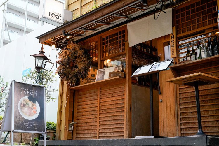 メインの看板はあくまで『root』と見える。明るい木造店舗が街路に開けてなじんでいる。