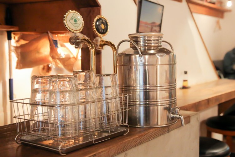 普段はナチュール系のワインやクラフトビールなどが人気のカウンター。お昼は美味しいジャスミン茶サーバーが置かれる。