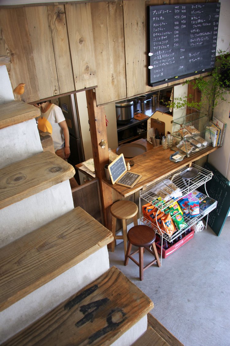 1階カウンター。店内ではアウトドアグッズも販売。