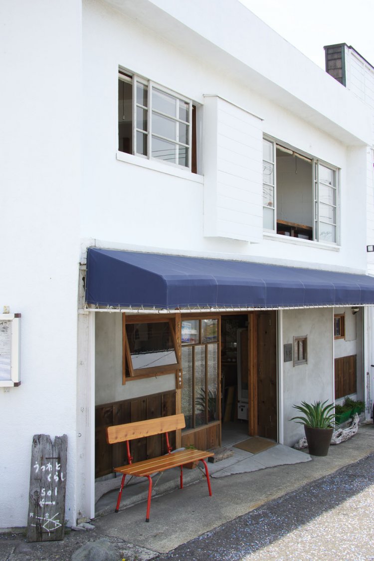 港町に映える白い外壁。