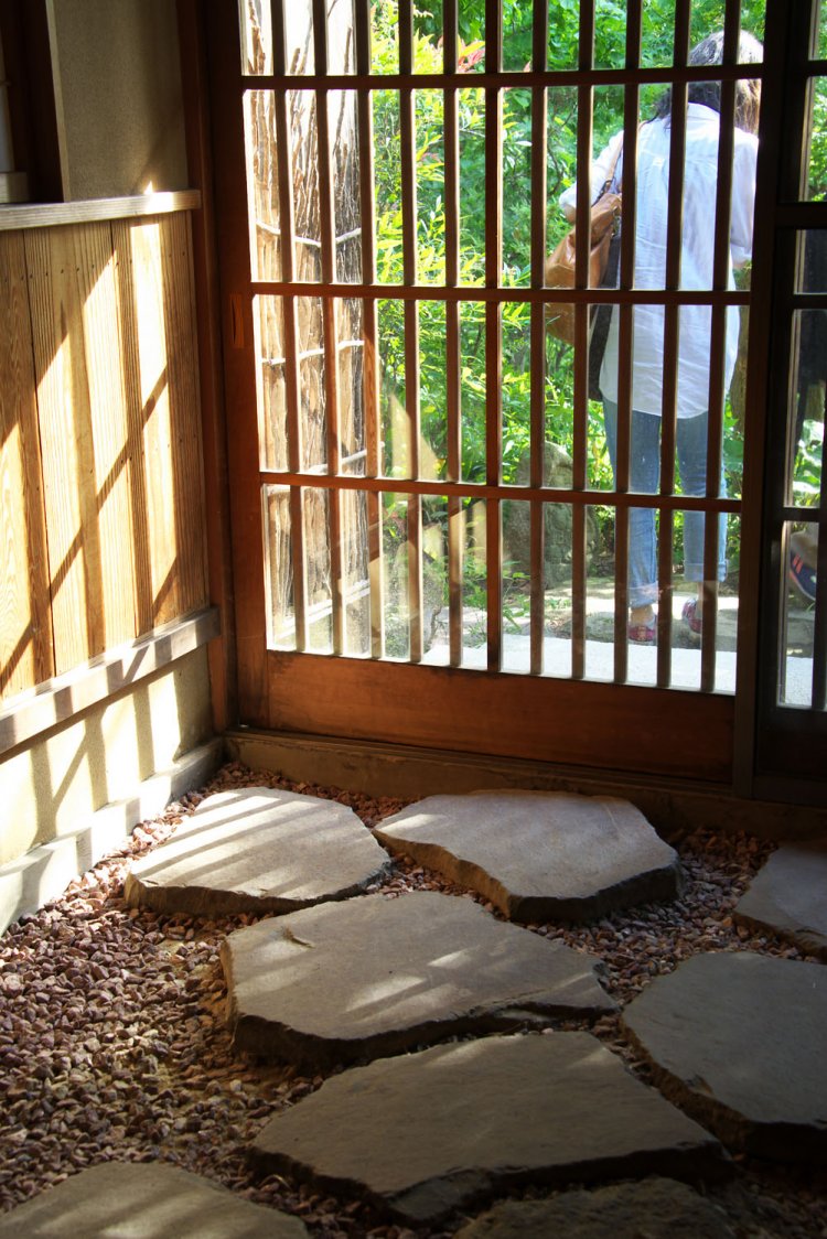 格子戸のあるエントランス。随所に和を感じる意匠が施されている。