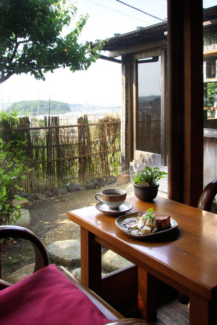 追浜の街と遠くに海が見渡せる眺め。フレンチトーストセット972円。