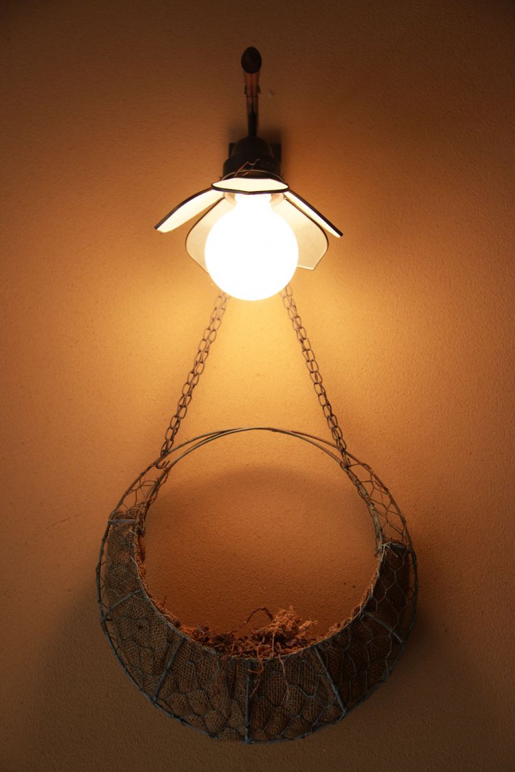 明かりや花籠なども和を基本に。