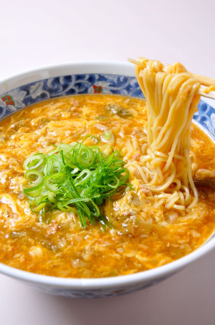 城門ラーメン780円。溶き卵やひき肉、ザーサイ、ショウガ、揚げて粉砕した赤ネギなどすべての具材が一体となり複雑な旨味を醸す。