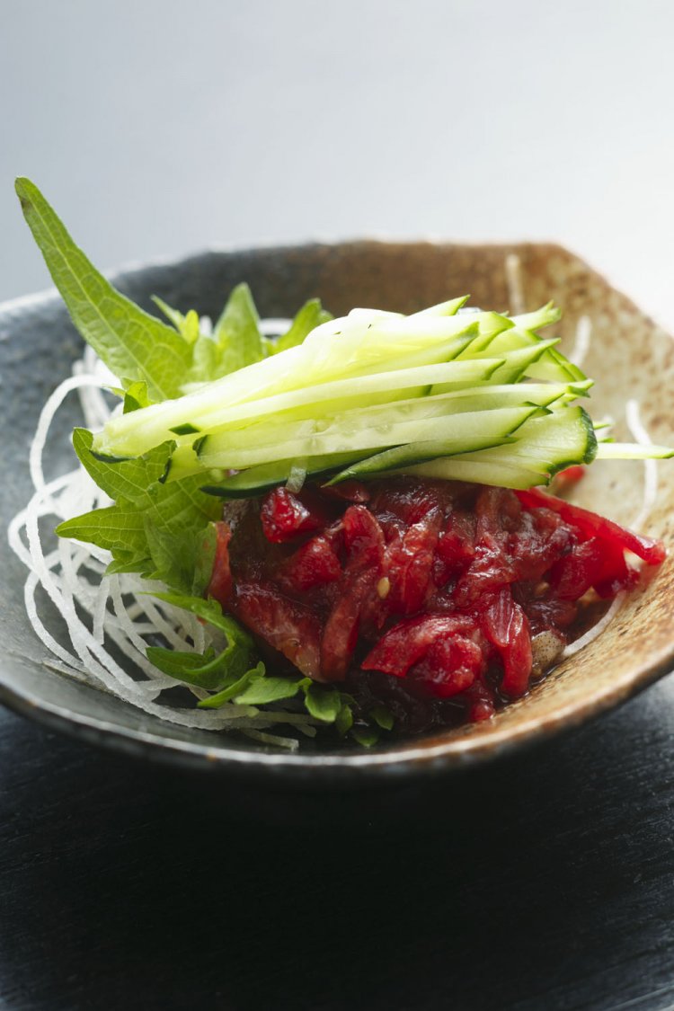 マグロのほほ肉ユッケ風850円は肉の刺し身のような濃厚な味わい。