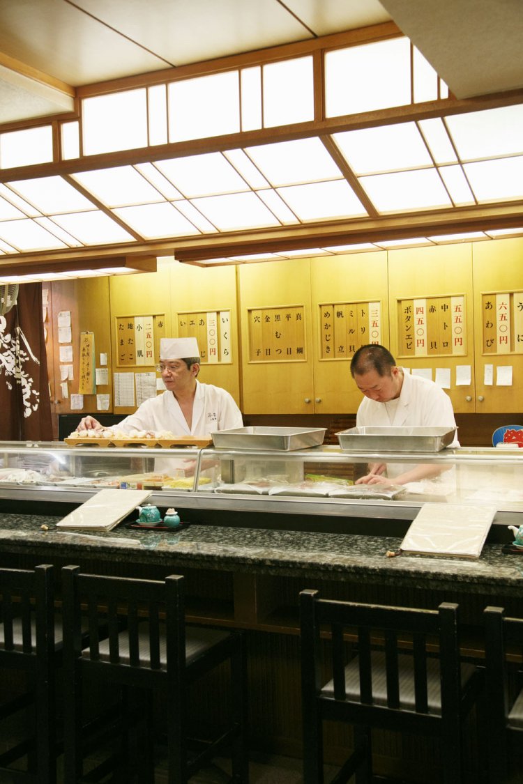 威勢のよい掛け声で迎えてくれる店長・小笠原隆さん（左）。