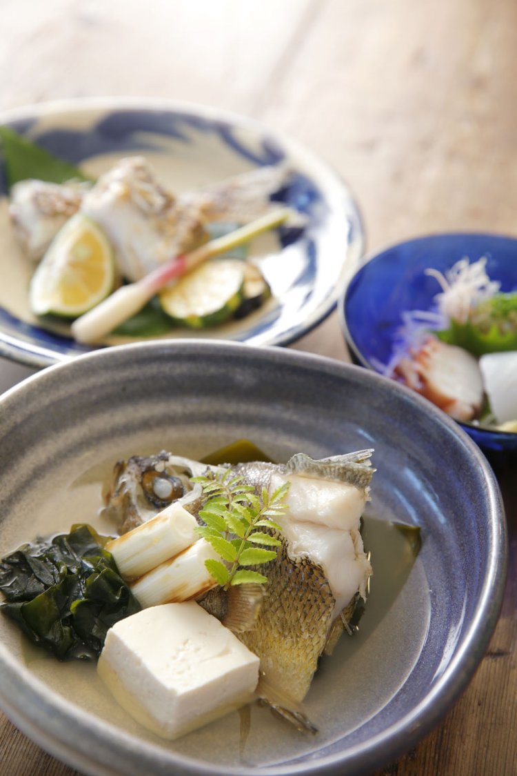 季節のおまかせ料理6000円～（要予約）。ほぼ全ての食材が相模湾や三浦半島産と、地物にこだわり抜いている。手前から時計回りにメバルの酒蒸し、かますの塩焼き、刺身。