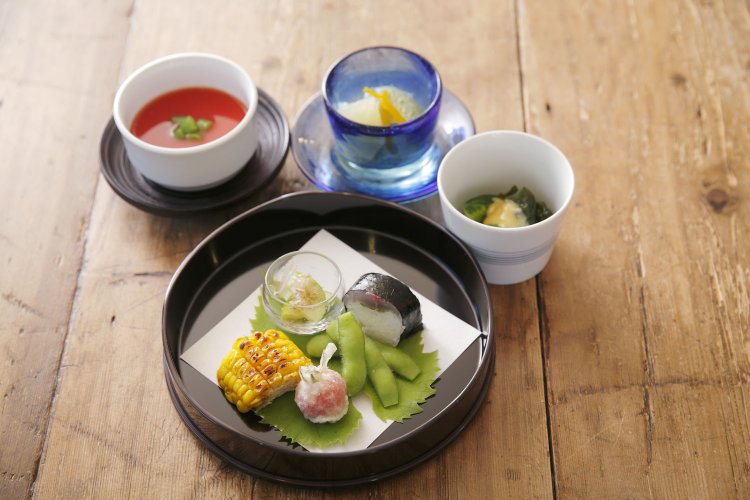 手前から時計回りに前菜、完熟トマトの茶碗蒸し、デザートの新茶かん、小鉢。ご飯と赤出汁が付く。