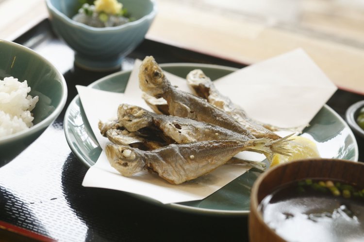 小あじのから揚げ定食880円。