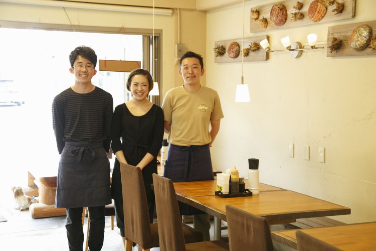 スタッフの横沢広朗さん（左）と吉原千尋さん（中央）、店主の安田保之さん（右）。