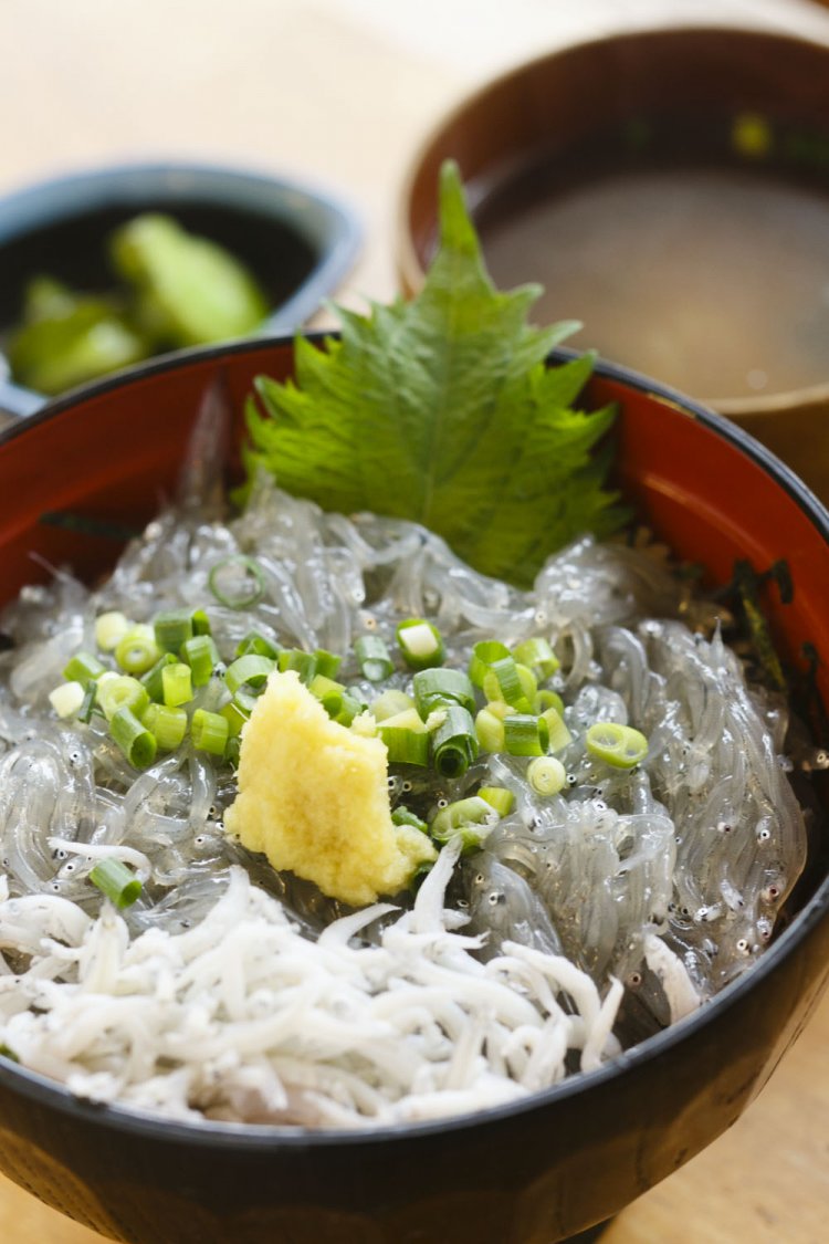 しらす丼（生しらすと釜揚げしらす）900円。生しらすの苦みとしょうがの辛味が絶妙。