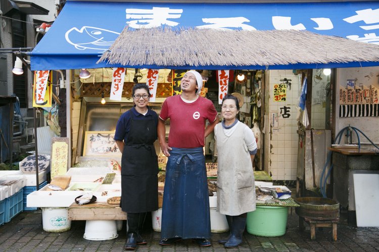 スタッフの中野裕子さん（左）と斉藤康行さん（中央）、おかみさんの松本美智世さん（右）。