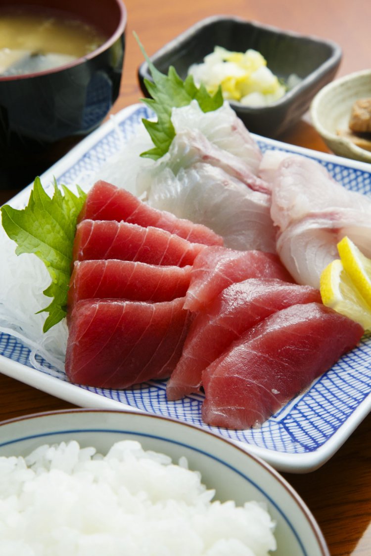 三崎名物のマグロが気軽に味わえる、まるいちまぐろ地魚盛り定食1300円。