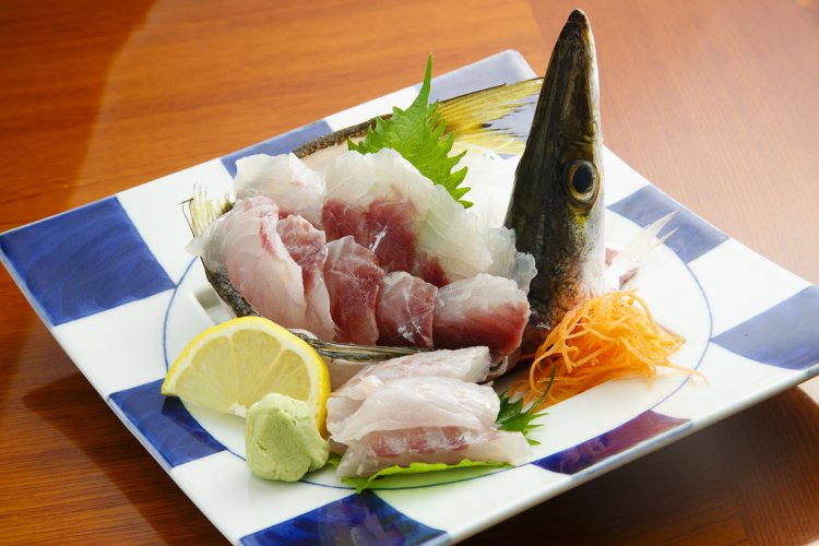 7月におすすめの一品、カマスの刺し身1150円（時価）。