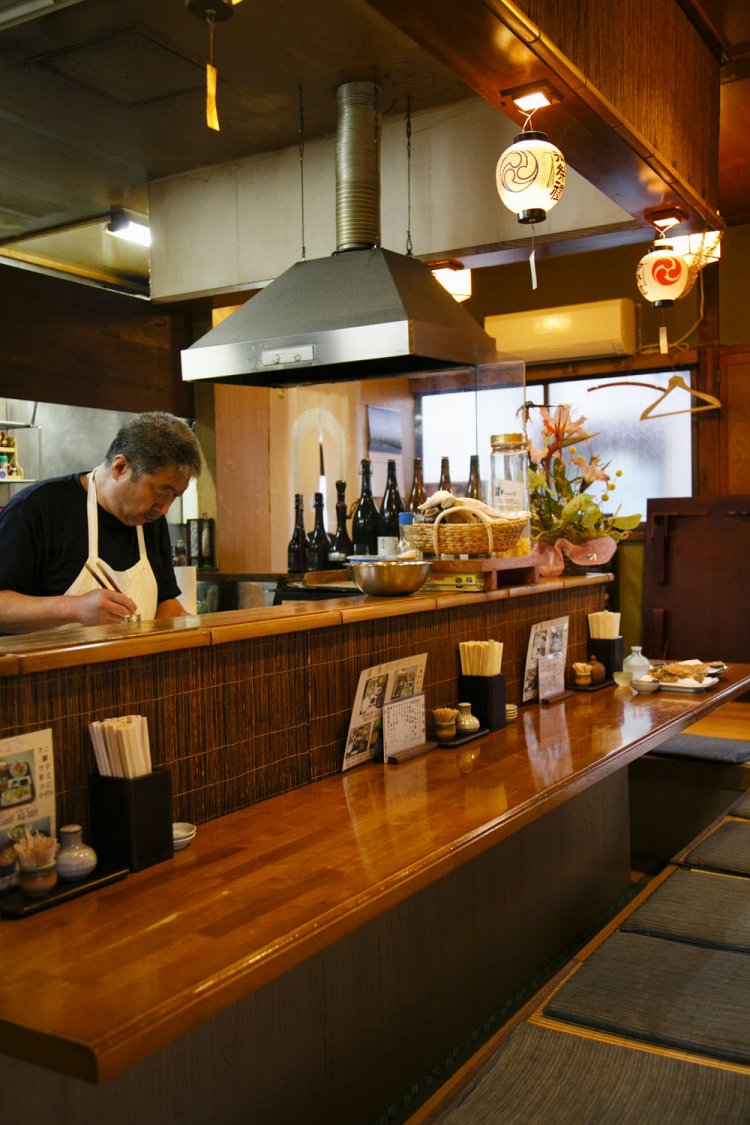 調理しながら魚のあれこれを教えてくれる飯田さん。