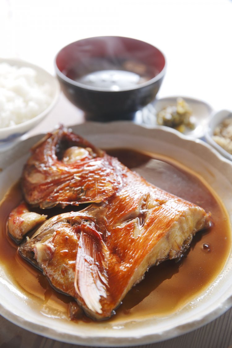 金目鯛の煮付け定食1800 円。三崎港で水揚げされた天然物。