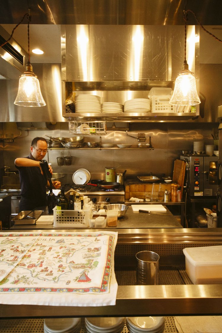 オープンな厨房で腕を振るう出雲さん。