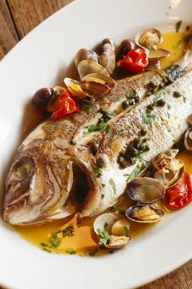 真鯛のアックア・ディ・マーレ3000円（時価）。魚の種類、大きさによって値段が異なる。