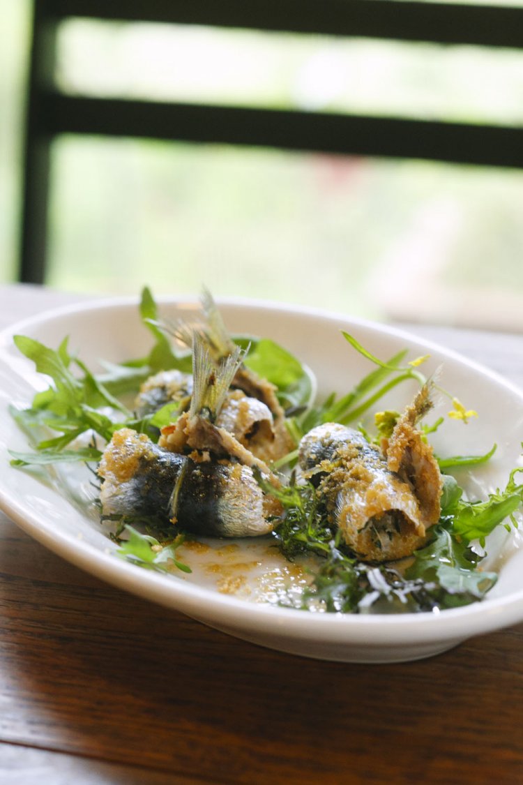 真いわしのベッカフィーコ825円は、中にアーモンドやレーズンを巻いてオーブンでカリッと焼く。