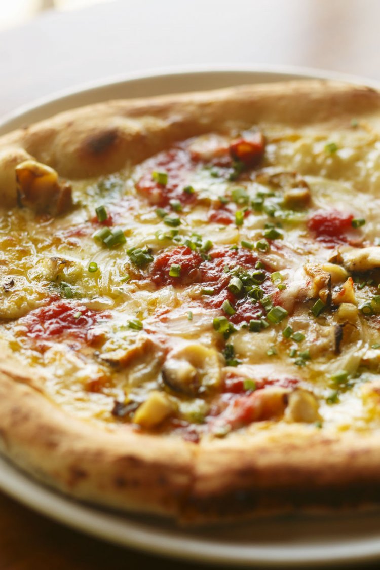 小坪産サザエのガーリックピッツァ1550円は、イタリア産の小麦粉2種をブレンドしたオリジナル生地。