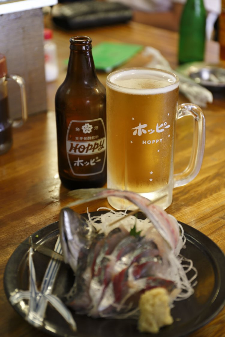 25度140ccの焼酎入りホッピー500円。あじさしみ550円。横須賀名物、カラシを塗った豆腐一丁丸ごとの湯豆腐もあり。2階には宴会座敷も。