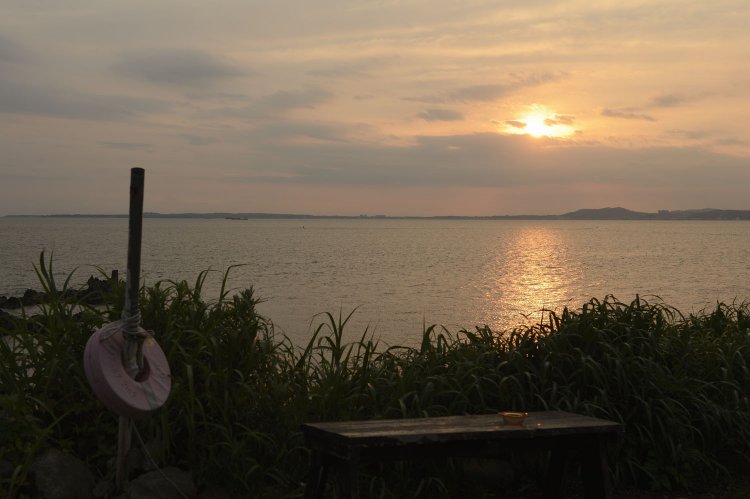 海に沈む太陽とともに、くっきり富士山が見えることも。