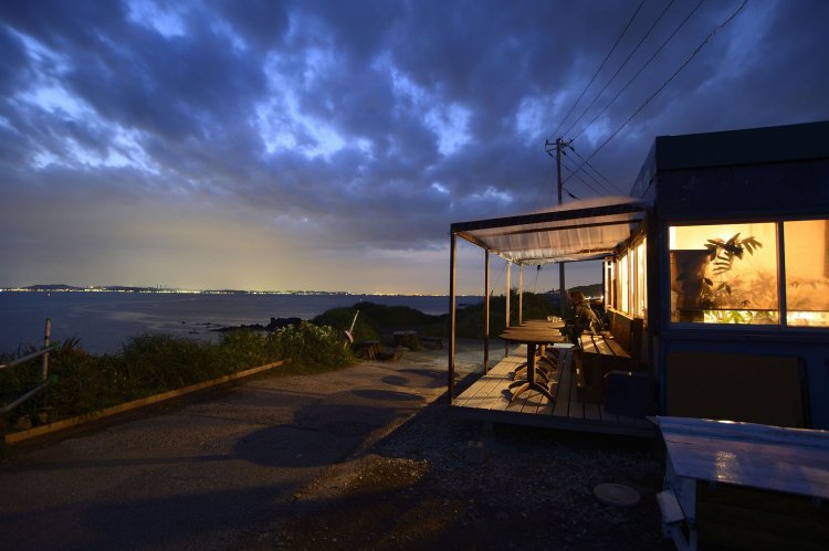 森沢明夫の小説『虹の岬の喫茶店』の舞台となった喫茶店。2014年には映画化もされた。