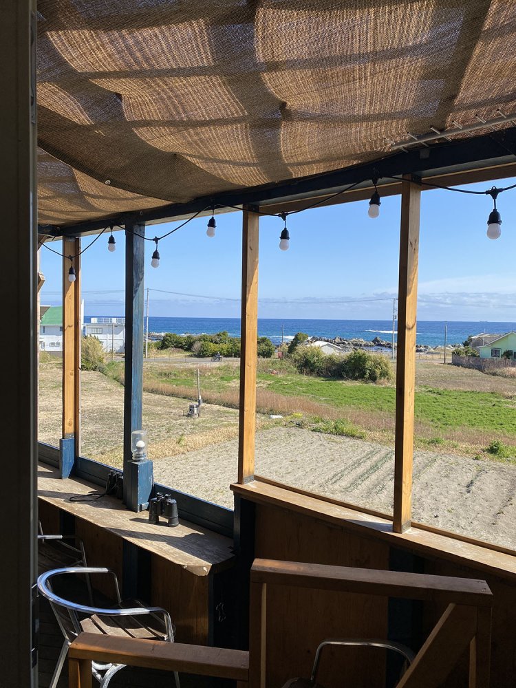 海を眺めるカウンター席。