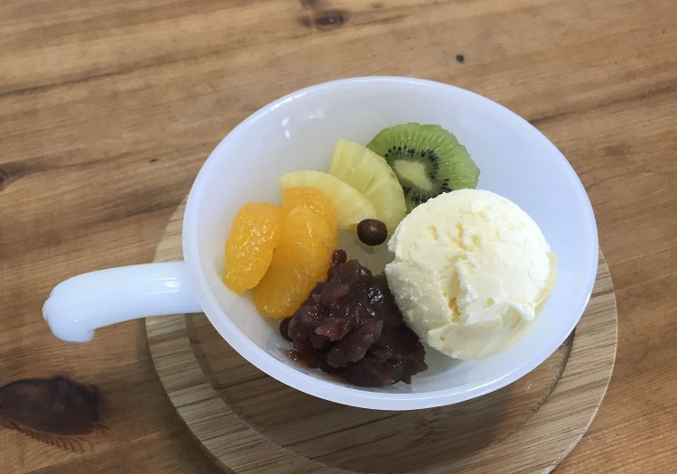 クリームあんみつ550円。器は稀少なアメリカのアンティーク食器。