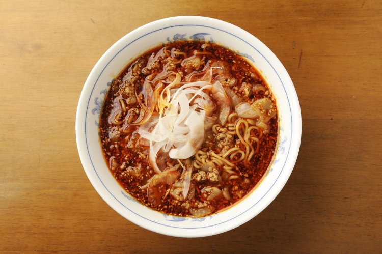 勝浦タンタンメンは塩800円、とんこつ、味噌、元祖カレー味900円もあり。まろみもあるが、ヒリヒリ辛い自家製ラー油が供され、辛味追加も可。