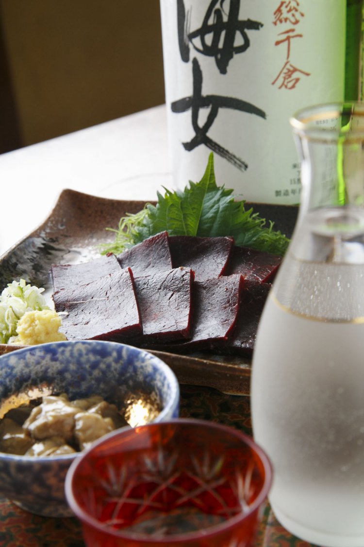 クジラの刺身1300円、カジキの熟成塩辛550円、純米酒「海女」1合800円。