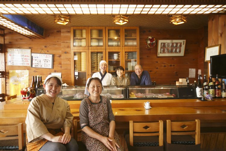 店主の丸翔太さん夫妻と先代のご両親、丸さんのお姉さんの5人で切り盛り。