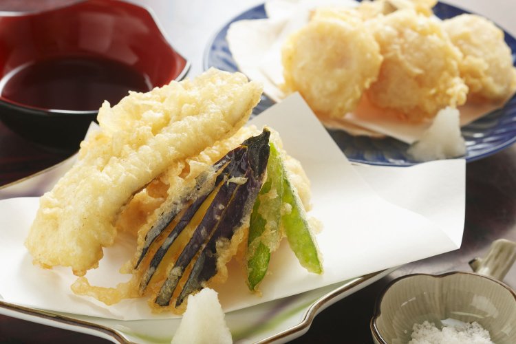 活アナゴ天ぷら880円と活ホタテ天ぷら880円。プラス550円で定食に。