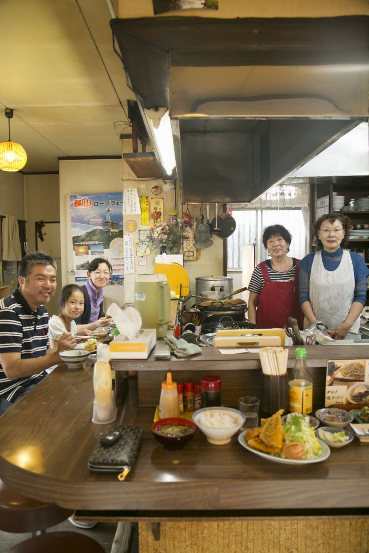 右から2番目が厨房を仕切る斉藤艶子ママ。