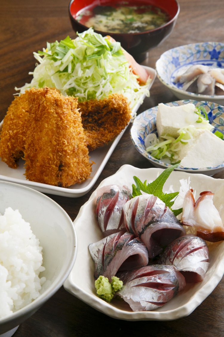 人気No.1のさすけ定食1600円。あじフライとあじの刺し身の定食、味噌汁と小鉢付き。